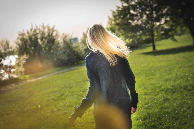 Frau geht mit M&auml;dchen im wald spazieren.