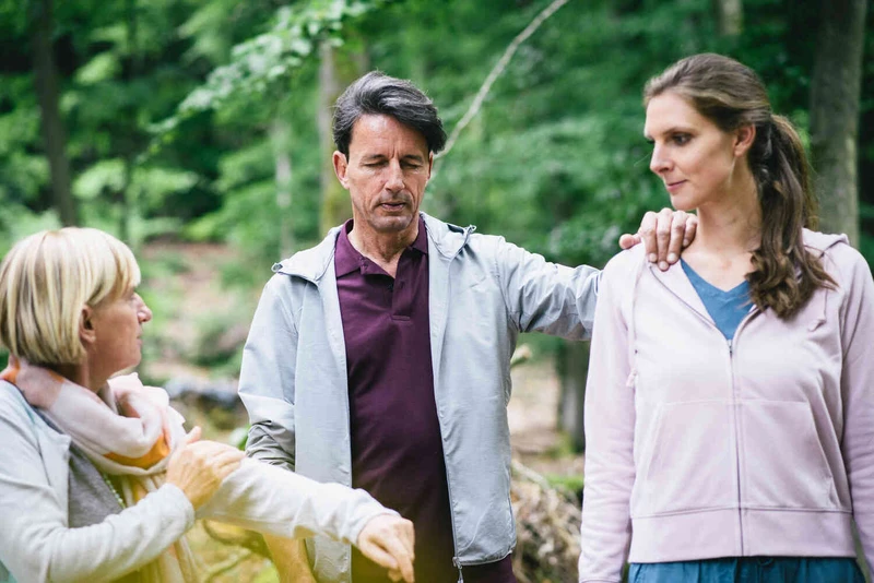 Eine gruppe steht drau&szlig;en im wald